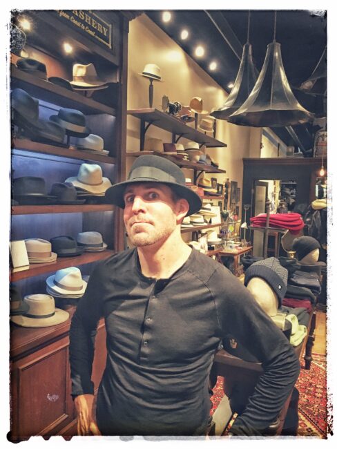 hat_shop_selfie